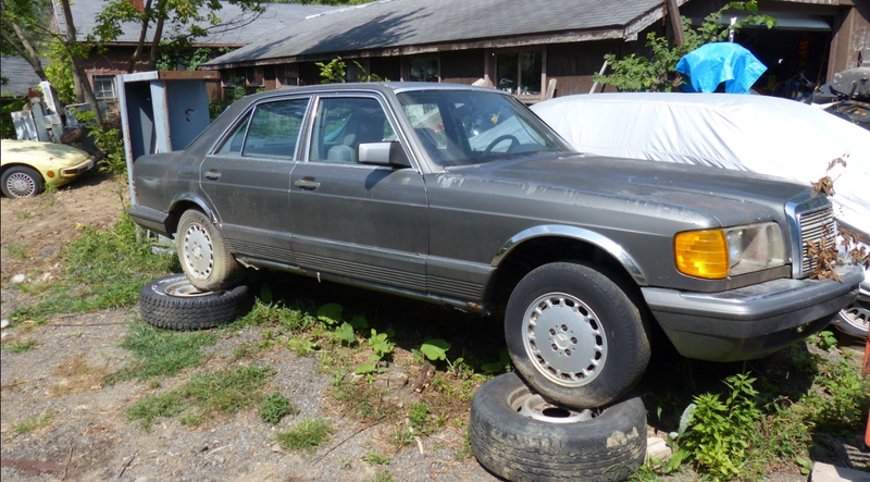 Illustration for article titled A Michigan Town Is Forcing This Man To Sell 20 Old Cars Off His Property Every Month